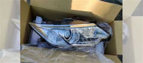 Снятие защитной крышки фары на Toyota Camry 55